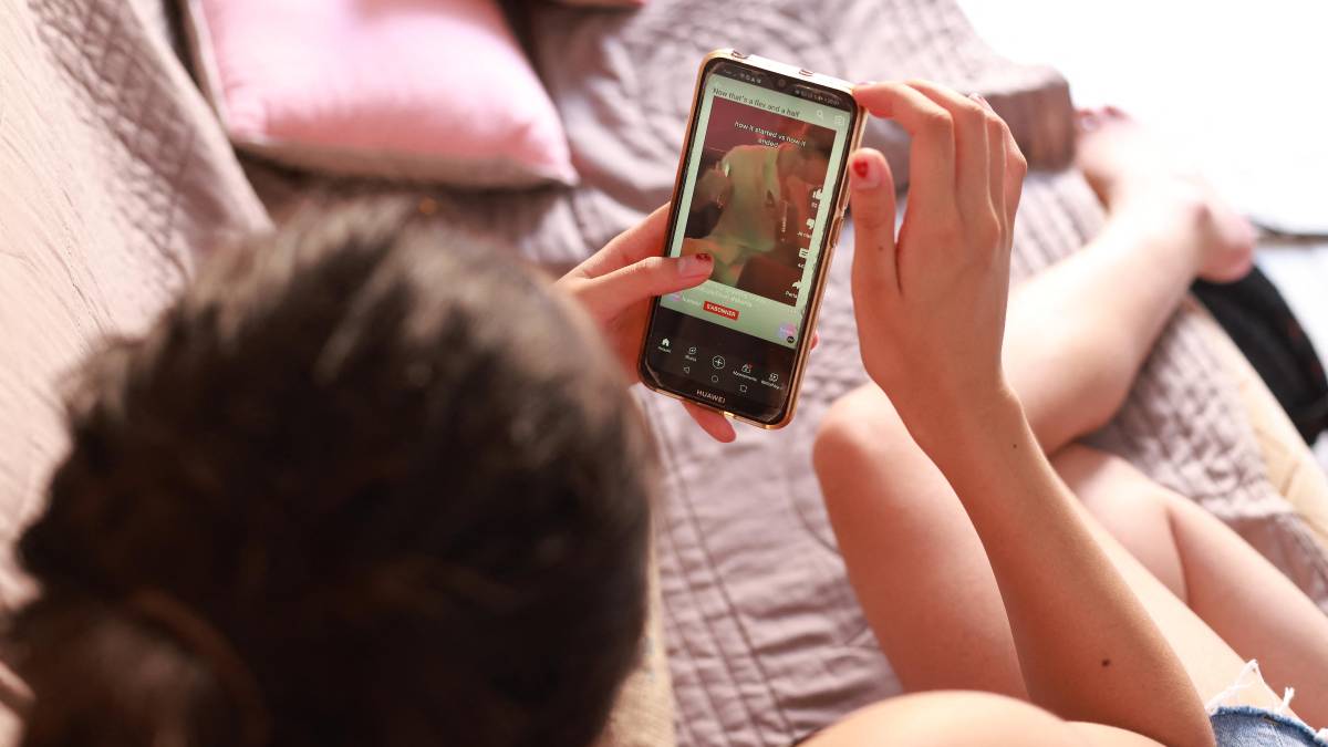 Kaley con 20 años sostiene un documento judicial tras ganar US$6M a Meta por diseño adictivo de Instagram y YouTube desde su infancia