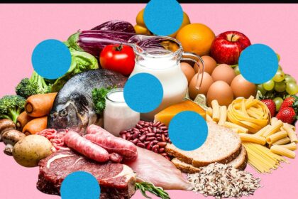 Plato de comida saludable siendo analizado por una app de IA nutricional con el móvil mostrando datos de macronutrientes