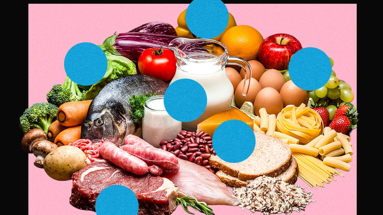 Plato de comida saludable siendo analizado por una app de IA nutricional con el móvil mostrando datos de macronutrientes