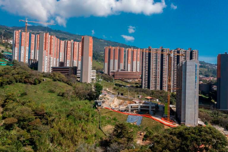 Familia colombiana revisa papeles de compra de vivienda VIS con expresión de preocupación por el alza del 70% en renuncias