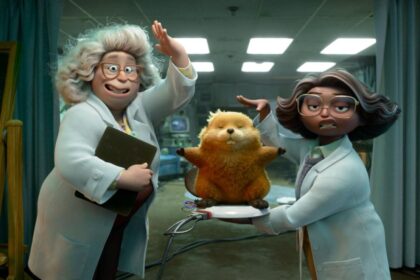 Cartel de 'Hoppers' de Pixar con la protagonista robótica en un paisaje natural vibrante, simbolizando tecnología y ecología