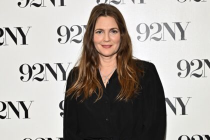 Fachada de la mansión histórica de Drew Barrymore en NY con jardines paisajísticos y piscina de agua salada en 5.600 pies cuadrados