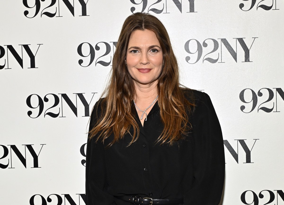 Fachada de la mansión histórica de Drew Barrymore en NY con jardines paisajísticos y piscina de agua salada en 5.600 pies cuadrados