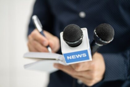Debate sobre el futuro del periodismo con el español e IA como ejes centrales en congreso de editores