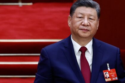 Xi Jinping en un discurso oficial con uniformados militares al fondo, simbolizando su control absoluto sobre el Partido y el ejército en China