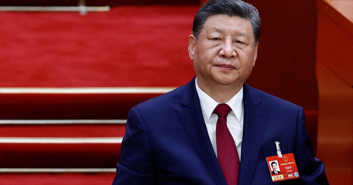 Xi Jinping en un discurso oficial con uniformados militares al fondo, simbolizando su control absoluto sobre el Partido y el ejército en China