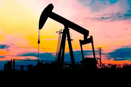 Gráfico del precio del petróleo Brent mostrando un alza del 9,38% tras bombardeos en Medio Oriente, con barriles y banderas de países productores