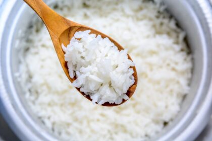 Arroz bomba con granos sueltos y textura impecable tras aplicar la técnica Michelin de 3 ingredientes