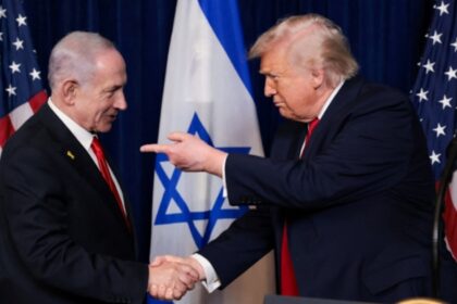 Donald Trump en una rueda de prensa con mapa de Irán y Israel de fondo, anunciando suspensión de ataques a infraestructura energética iraní