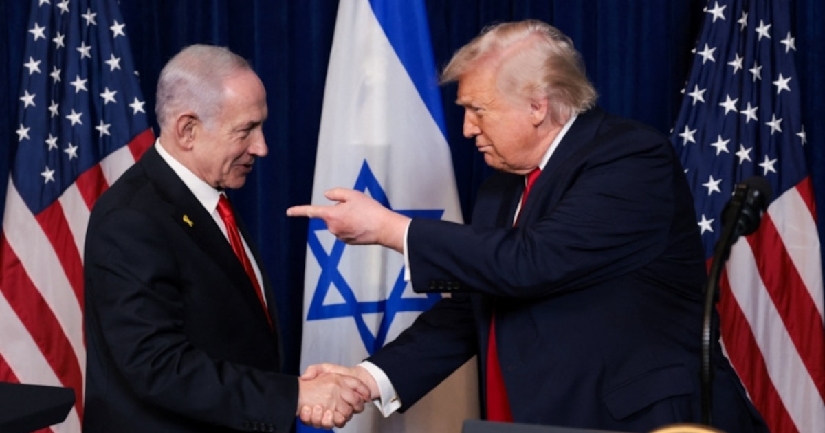 Donald Trump en una rueda de prensa con mapa de Irán y Israel de fondo, anunciando suspensión de ataques a infraestructura energética iraní