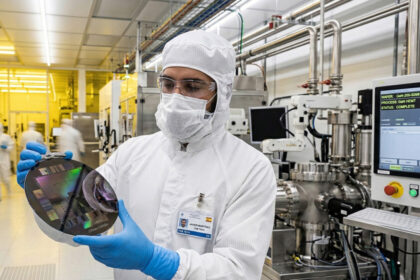 Obleas de nitruro de galio (GaN) en producción dentro de la planta pionera de Vigo, clave para chips revolucionarios