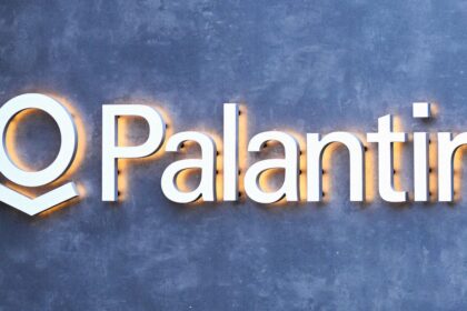 Pantalla táctil militar mostrando el 'Asistente AIP' de Palantir con un mapa de operaciones y recomendaciones de Claude para neutralizar blancos enemigos