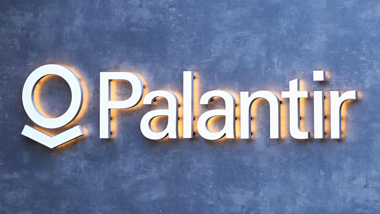 Pantalla táctil militar mostrando el 'Asistente AIP' de Palantir con un mapa de operaciones y recomendaciones de Claude para neutralizar blancos enemigos
