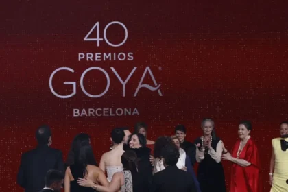 Escenario de los Premios Goya 2026 con las estatuillas doradas y los nombres de 'Los domingos' y 'Sirat' como películas más premiadas en la pantalla gigante