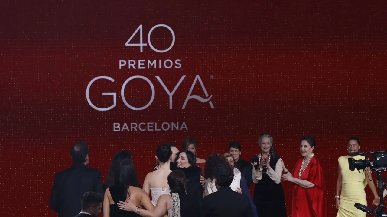 Escenario de los Premios Goya 2026 con las estatuillas doradas y los nombres de 'Los domingos' y 'Sirat' como películas más premiadas en la pantalla gigante