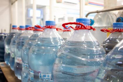 Botellas de agua Valley Springs de 1 galón con etiquetas de 'Agua Natural', 'Agua para Bebés' y 'Agua Destilada' en alerta por riesgo sanitario de la FDA