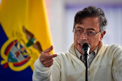Gráfico comparativo de inversiones legales de AFP en Colombia vs acusaciones de fuga de capitales con datos del Banco de la República