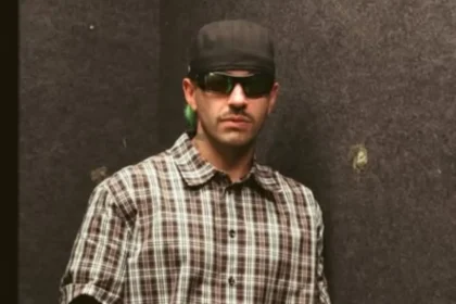 Feid en el escenario presentando su nuevo álbum 'Feid vs Ferxxo' durante concierto en Medellín con público emocionado