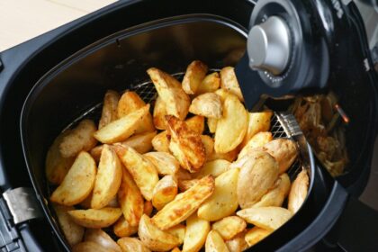 Comparación visual entre patatas fritas en sartén con aceite dorado y freidora de aire con textura crujiente y menos grasa