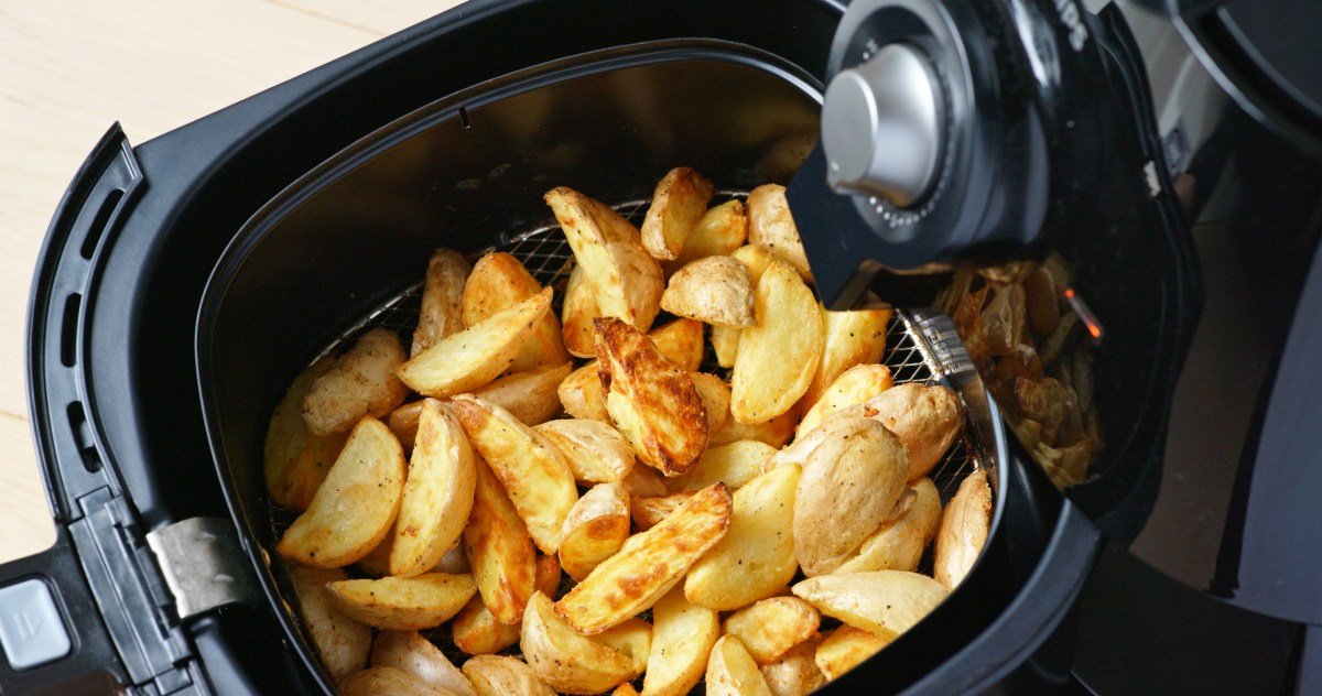 Comparación visual entre patatas fritas en sartén con aceite dorado y freidora de aire con textura crujiente y menos grasa