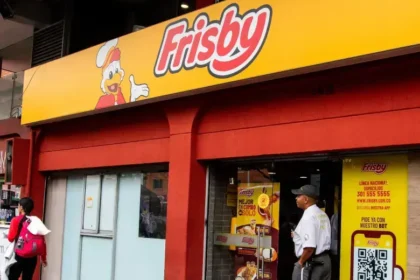 Documentos legales y maletín con billetes de euro sobre una mesa de tribunal, simbolizando la indemnización de €700K por uso no autorizado de la marca Frisby