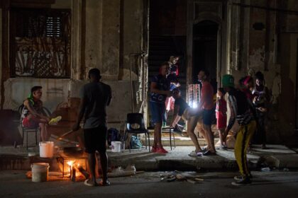 Multitud en Morón, Cuba, protesta con cacerolas y linternas bajo la oscuridad por apagones prolongados y escasez de alimentos
