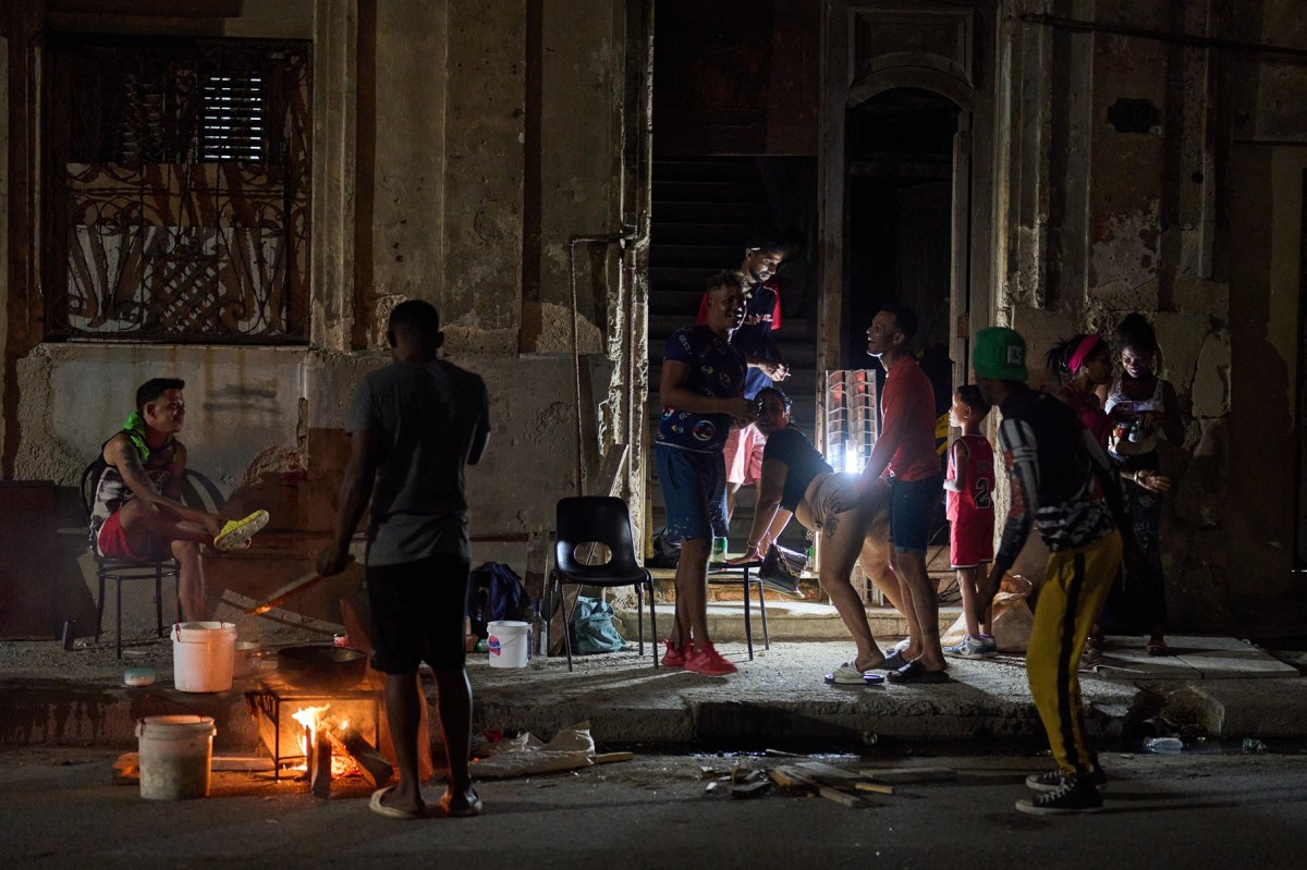Multitud en Morón, Cuba, protesta con cacerolas y linternas bajo la oscuridad por apagones prolongados y escasez de alimentos