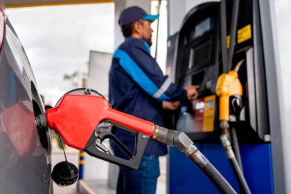 Bomba de gasolina en Colombia mostrando el aumento de precios por alza del petróleo internacional