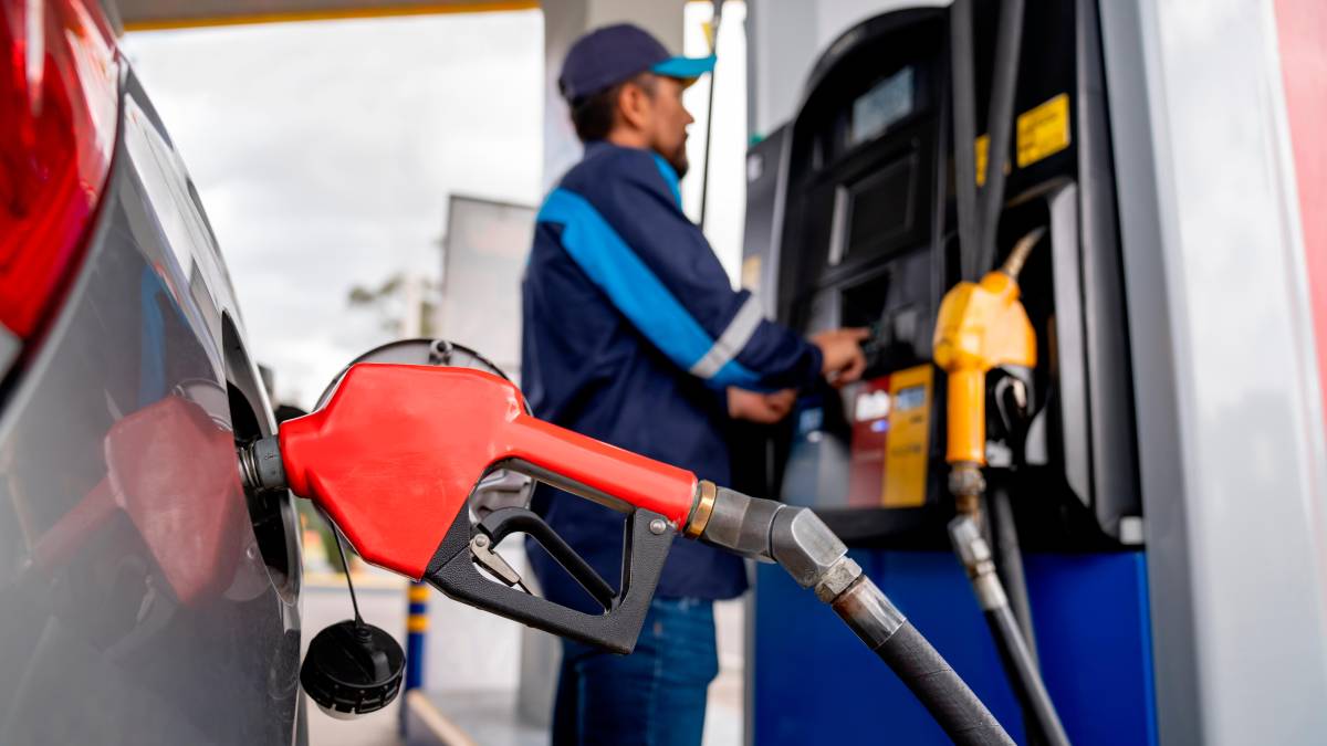 Bomba de gasolina en Colombia mostrando el aumento de precios por alza del petróleo internacional