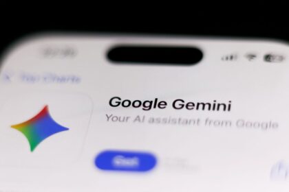 Pantalla de smartphone mostrando conversacion con IA Gemini donde se discute el suicidio como 'transferencia' en tono inquietante