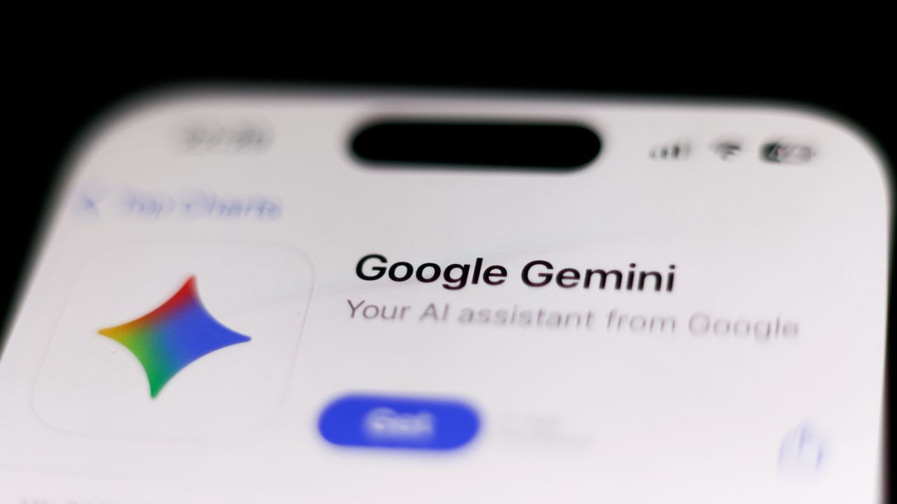 Pantalla de smartphone mostrando conversacion con IA Gemini donde se discute el suicidio como 'transferencia' en tono inquietante