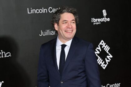 Gustavo Dudamel dirige con pasión a la Filarmónica de NY en el Lincoln Center, simbolizando su visión de 'música sin fronteras'