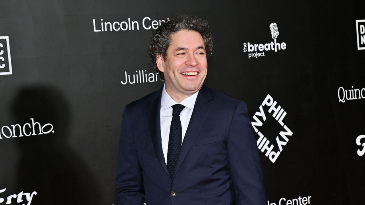 Gustavo Dudamel dirige con pasión a la Filarmónica de NY en el Lincoln Center, simbolizando su visión de 'música sin fronteras'