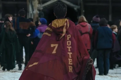 Dominic McLaughlin como Harry Potter con uniforme de Gryffindor y Nimbus 2000 en la primera imagen oficial de la serie