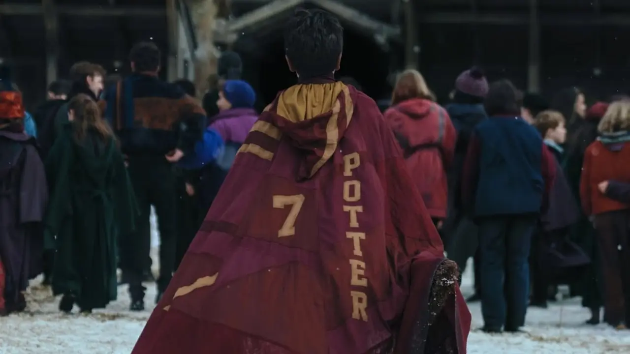 Dominic McLaughlin como Harry Potter con uniforme de Gryffindor y Nimbus 2000 en la primera imagen oficial de la serie