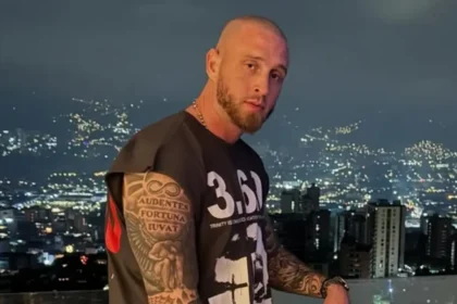 Chet Hanks con expresión de alivio en el aeropuerto tras resolver su problema con el pasaporte griego en Medellín