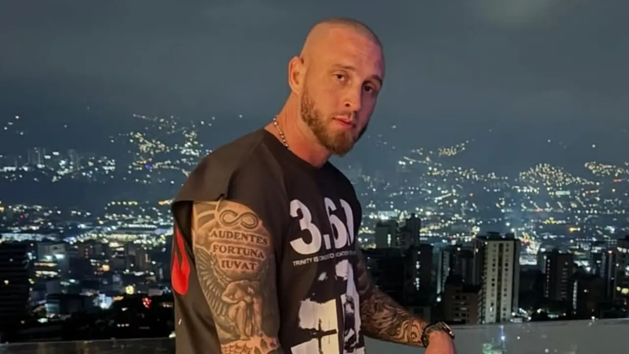 Chet Hanks con expresión de alivio en el aeropuerto tras resolver su problema con el pasaporte griego en Medellín