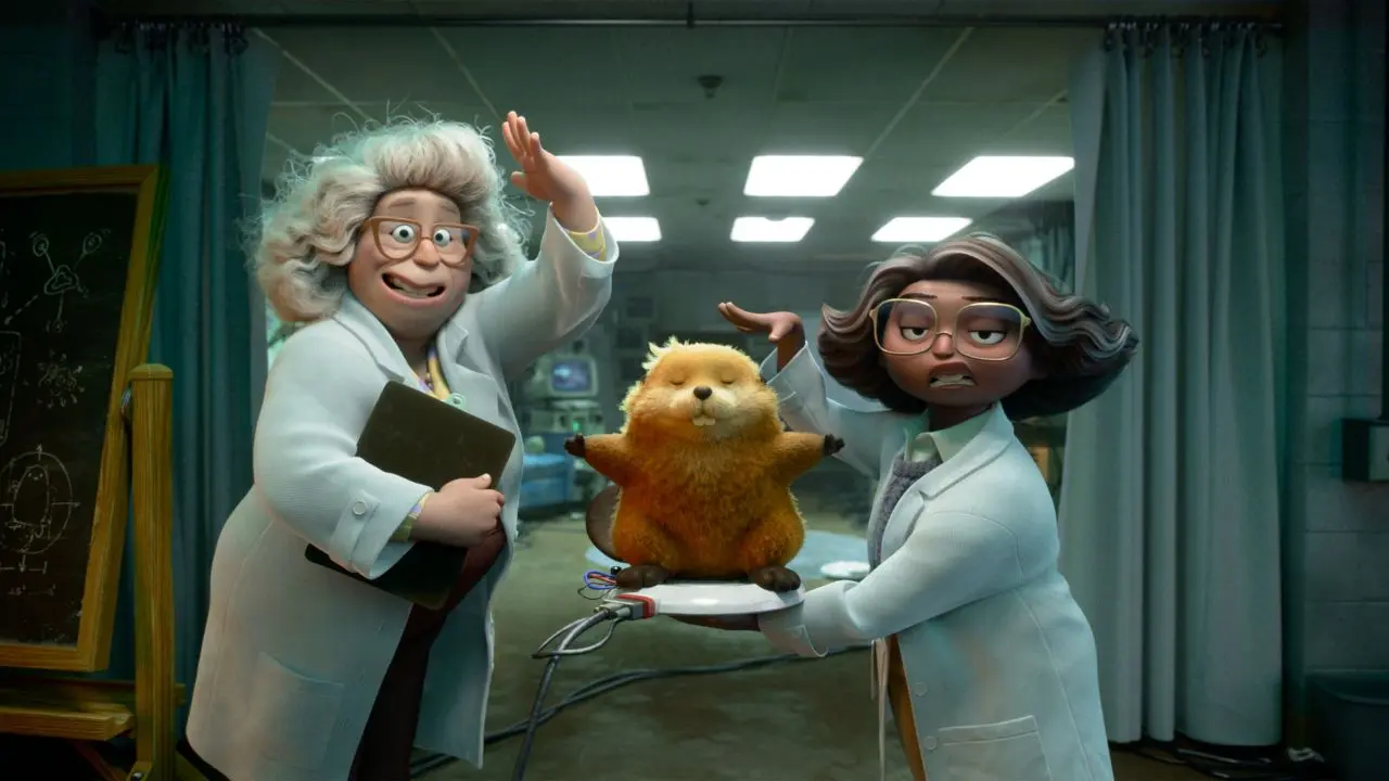 Escena de 'Hoppers: Operación castor' con Mabel en cuerpo de castor observando un bosque inundado por presas naturales, reflejo de luz en el agua