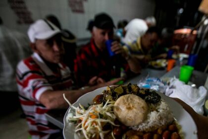 Gráfico comparativo de la inflación en Colombia mostrando el 5,29% en febrero con rubros críticos como alimentos y educación resaltados en rojo