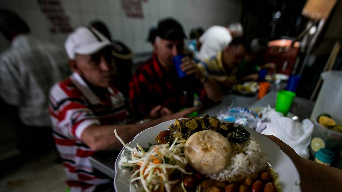 Gráfico comparativo de la inflación en Colombia mostrando el 5,29% en febrero con rubros críticos como alimentos y educación resaltados en rojo