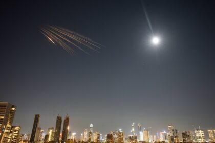 Misiles iraníes en vuelo durante el ataque coordinado a Israel y bases estadounidenses en Irak con humo al fondo