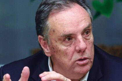Jorge Mario Velásquez en su último día como presidente, rodeado de colegas que lo despiden con ovación y respeto por su legado de 42 años de 'eterno aprendiz'