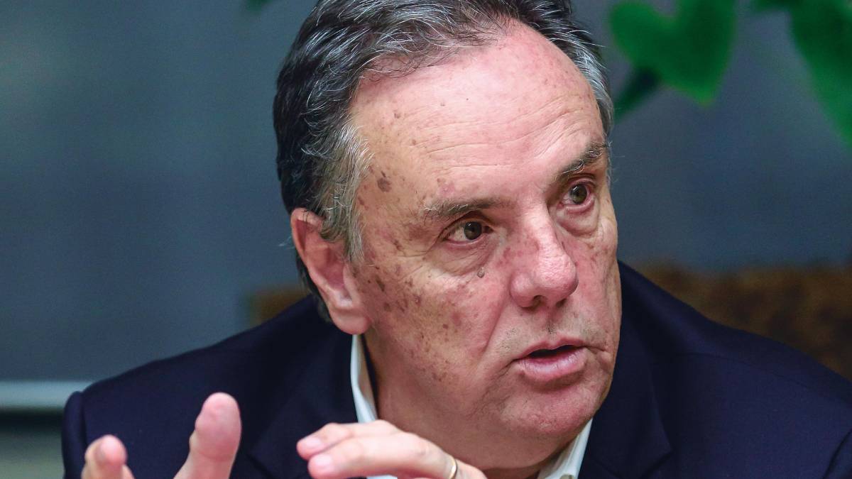Jorge Mario Velásquez en su último día como presidente, rodeado de colegas que lo despiden con ovación y respeto por su legado de 42 años de 'eterno aprendiz'