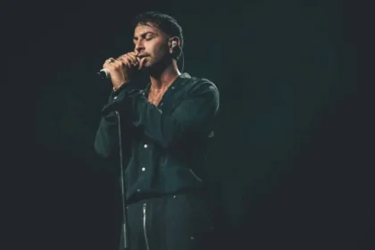 Justin Quiles y Lenny Tavárez en el escenario del Movistar Arena con efectos de pirotecnia durante su show histórico de reggaetón
