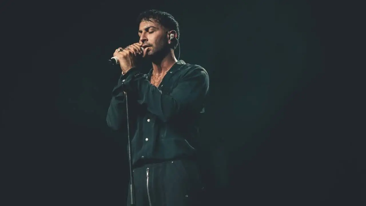 Justin Quiles y Lenny Tavárez en el escenario del Movistar Arena con efectos de pirotecnia durante su show histórico de reggaetón