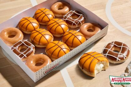 Docena de donas temáticas de baloncesto con diseños de pelota, canastas y glaseado clásico en caja Bracket Bash
