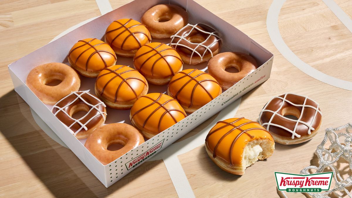 Docena de donas temáticas de baloncesto con diseños de pelota, canastas y glaseado clásico en caja Bracket Bash