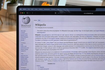 Pantalla mostrando un artículo de Wikipedia con errores destacados en rojo por traducciones de IA con datos falsos y referencias inexistentes
