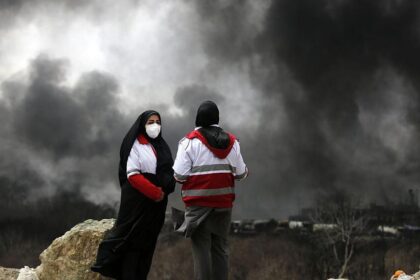 Columnas de humo negro cubriendo Teherán tras ataques a refinerías con 'lluvia negra' tóxica según la OMS