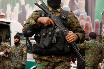 Tanques destruidos y soldados del CGRI en Irán durante la guerra de 2026, mostrando resistencia y daños estratégicos